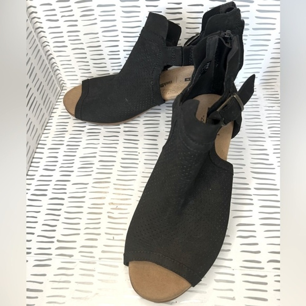 Clarks Valarie Womens 8 Black Suede Perforated Peep Toe Block Heel Sandal Bootie